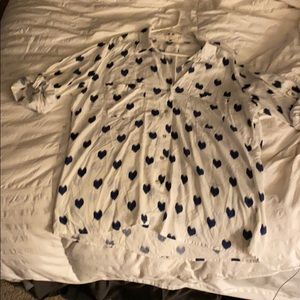 Blouse with navy blue hearts. XL